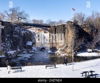 Pherson, NJ - USA - Jan 30, 2022 große horizontale Ansicht von Touristen, die die teilweise gefrorenen Wasserfälle am historischen Pherson Great Falls National Hi Stockfoto