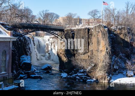 Pherson, NJ - USA - Jan 30, 2022 Horizontale Ansicht der teilweise gefrorenen Wasserfälle im historischen Pherson Great Falls National Historical Park während des t Stockfoto