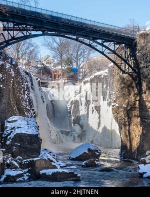 Pherson, NJ - USA - Jan 30, 2022 Vertikale Nahaufnahme der teilweise gefrorenen Wasserfälle im historischen Pherson Great Falls National Historical Park während Stockfoto