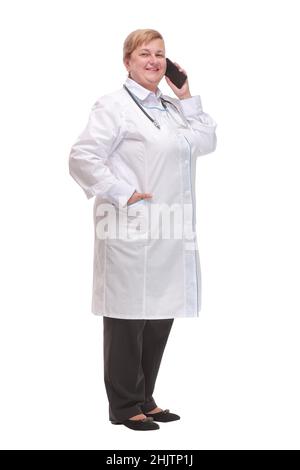 Porträt einer Ärztin mittleren Alters, die mit jemandem auf ihrem Mobiltelefon spricht. Stockfoto
