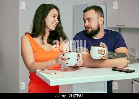Die Mitarbeiter kommunizieren während der Kaffeepause in der Büroküche. Stockfoto