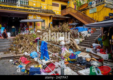 Trümmer nach einem Sturm überschwemmen die Altstadt von Hoi an, VN, im Jahr 2020. Stockfoto