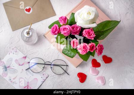 Grußkarte zum Valentinstag. High-Angle-Ansicht. Selektiver Fokus Stockfoto