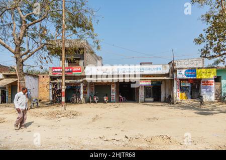 Geschäfte am Straßenrand in einem Dorf, das sich Varanasi (früher Banaras oder Benares) nähert, einer Stadt am Fluss Ganges in Uttar Pradesh, Nordindien Stockfoto