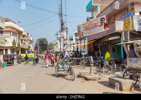 Vintage-Rikscha und lokale Geschäfte am Straßenrand am Stadtrand von Varanasi (früher Banaras oder Benares), einer Stadt in Uttar Pradesh, Nordindien Stockfoto