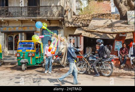 Straßenverkäufer mit Ballons zum Verkauf am Stadtrand von Varanasi (ehemals Benares), einer Stadt am Fluss Ganges in Uttar Pradesh, Nordindien Stockfoto