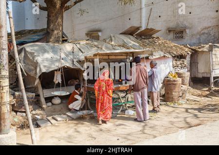Ein Straßenstall und ein Schubkarren werden von Einheimischen in einem Vorort von Varanasi (früher Banaras oder Benares), einer Stadt in Uttar Pradesh, Nordindien, eingerichtet Stockfoto