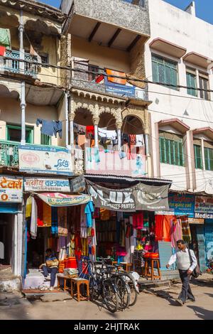 Gebäude am Straßenrand mit Balkonen am Stadtrand von Varanasi (früher Banaras oder Benares), einer Stadt am Fluss Ganges in Uttar Pradesh, Nordindien Stockfoto