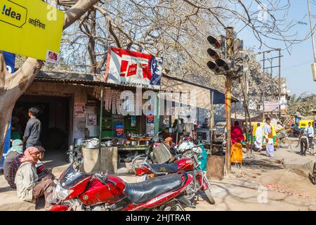 Straßenszene und Geschäfte im Vorort Varanasi (früher Banaras oder Benares), einer Stadt am Fluss Ganges in Uttar Pradesh, Nordindien Stockfoto