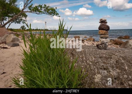 Steinturm am steinigen, natürlichen Strand der Ostsee, Insel Fehmarn, Staberhuk, Deutschland Stockfoto