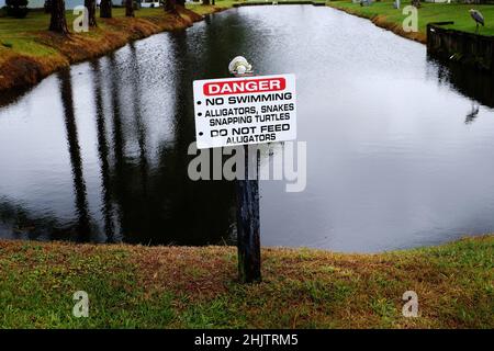 Ein Warnschild in der Nähe eines Kanals in Florida in den Vereinigten Staaten. Stockfoto