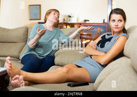 Tochter und ältere Mutter streiten sich Stockfoto