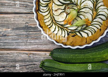 Offene Tarte aus geschnittenen Zucchini in einer Käsefüllung und Quiche Stockfoto