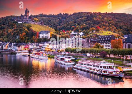 Cochem, Deutschland. Farbiger Sonnenuntergang mit romantischem Moseltal, Rheinland-Pfalz in roten Herbstfarben. Stockfoto