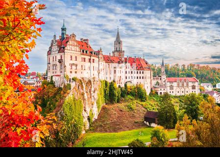 Sigmaringen, Deutschland. Baden-Württemberg Land königliches Schloss Sigmaringen auf dem Felsen, herbstliche Landschaft. Stockfoto