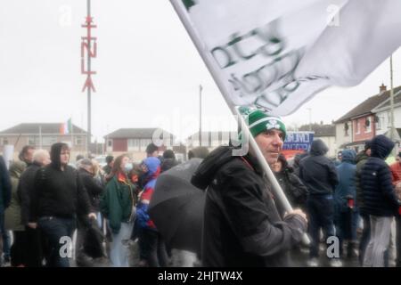 Derry, Großbritannien. 30th Januar 2022. Fahnenträger bereiten sich darauf vor, zum 50th. Jahrestag der Morde am blutigen Sonntag im Jahr 1972 durch das katholisch-nationalistische Creggan-Anwesen in Derry zu marschieren.Hunderte von Menschen versammelten sich am Sonntag in Derry, um den Verwandten derer, die beim Massaker am blutigen Sonntag vor fünfzig Jahren getötet wurden, ihre Achtung zu erweisen. Am 30th. Januar 1972 wurden Bürgerrechtler, die in Derry marschierten, von britischen Fallschirmjägern angeschossen, was zum Tod von 14 Menschen und zu den Verletzungen von Dutzenden weiteren führte. Kredit: SOPA Images Limited/Alamy Live Nachrichten Stockfoto