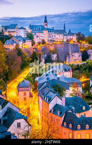 Luxemburg-Stadt, Luxemburg. Stadtbild der Altstadt am Fluss Alzette, Skyline bei schönem Sonnenuntergang. Stockfoto