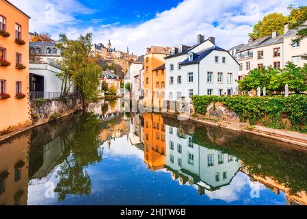 Luxemburg. Alzette River Reflection, Stadtbild der Altstadt von Luxemburg City. Stockfoto