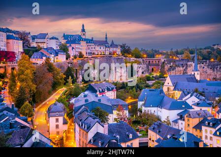 Luxemburg-Stadt, Luxemburg. Stadtbild der Altstadt am Fluss Alzette, Skyline bei schönem Sonnenuntergang. Stockfoto