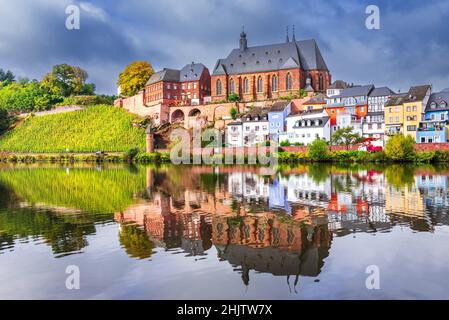 Saarburg, Deutschland. Stadtbild mit Altstadt und Saar-Fluss, schönes Sonnenlicht Herbst. Berühmter Ort in Europa. Stockfoto