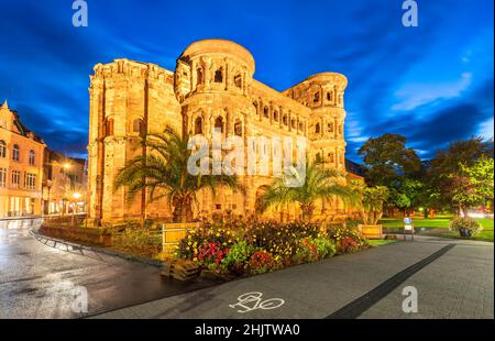 Trier, Deutschland. Berühmte Porta Nigra Nacht beleuchtet. Alte römische Stadt Augusta Treverorum. Rheinland-Pfalz. Stockfoto