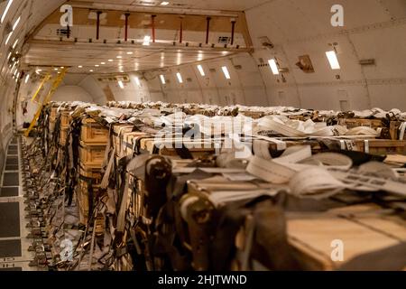 Munitions-, Waffen- und andere Ausrüstungspaletten, die in die Ukraine geliefert werden, werden von Mitgliedern der 436th Aerial Port Squadron während einer ausländischen militärischen Verkaufsmission auf dem Luftwaffenstützpunkt Dover, Delaware, am 30. Januar 2022, in ein Flugzeug geladen. Seit 2014 haben die Vereinigten Staaten insgesamt mehr als $5,4 Milliarden Unterstützung für die Ukraine bereitgestellt, einschließlich Sicherheits- und nicht-Sicherheitshilfe. Die Vereinigten Staaten bekräftigen ihr unerschütterliches Bekenntnis zur Souveränität und territorialen Integrität der Ukraine zur Unterstützung einer sicheren und wohlhabenden Ukraine. (USA Luftwaffe Foto von Senior Airman Stephani Barge) Stockfoto