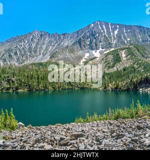 Granitsee unter großem Holz und verrückte Gipfel in den verrückten Bergen in der Nähe von Big Timber, montana Stockfoto