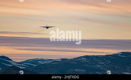 Eine C-130 Hercules-Maschine aus Nevada hebt am 31. Januar 2022 über Reno, Nevada, ab. Die C-130 kann schnell für verschiedene Ladungstypen umkonfiguriert werden, wie z. B. palettierte Ausrüstung, bodenbeladenes Material, Ausrüstung für die Luftbrandbekämpfung und Personal oder aeromedizinische Evakuierung. (USA Foto der Air National Guard von Airman 1st Klasse Thomas Cox) Stockfoto