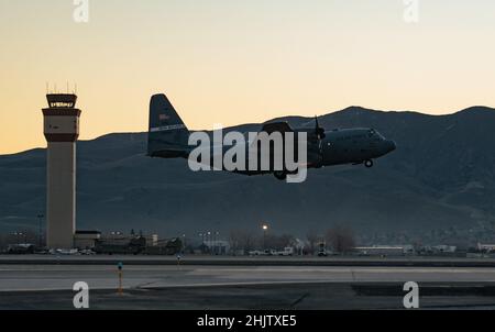 Eine C-130 Hercules-Luftwaffe der Nevada Air National Guard hebt am Reno-Tahoe International Airport, Reno, Nevada, ab, 31. Januar 2022. Zwischen 1953 und 1956 hat die Nevada Air Guard verschiedene Vereinbarungen mit der Stadt Reno und United Airlines getroffen, um 64 Acres Land für die gemeinsame Nutzung des Hubbard Field, dem heutigen Standort des Reno-Tahoe International Airport, zu pachten. (USA Foto der Air National Guard von Airman First Class Thomas Cox) Stockfoto