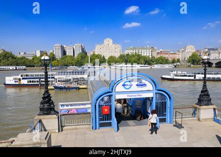 Blick vom Festival Pier am Südufer über einen geschäftigen Themse nach Victoria Embankment, London, England, UK Stockfoto