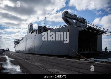 Das Marine-Schiff Cape Race (T-AKR-9960) des Military Sealift Command im Hafen von Morehead, 28. Januar 2022. Die taktischen Fahrzeuge, Flugzeuge und Ausrüstung des US Marine Corps werden in Vorbereitung auf die Übung Cold Response 2022 per Frachtschiff nach Norwegen transportiert. (USA Marine Corps Foto von Lance CPL. Meshaq Hylton) Stockfoto