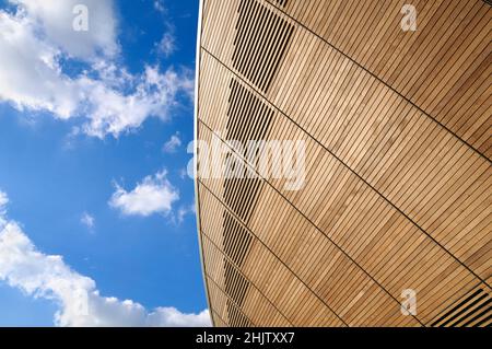 Architektonisches Detail der Holzvertäfelung auf dem Velodrome, Lee Valley VeloPark, Queen Elizabeth Olympic Park, Stratford, London. Hopkins Architects Stockfoto