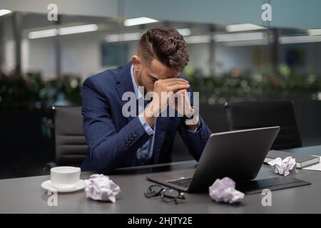 Müde arabischer Mann Finanzmanager sitzt vor dem Computer Stockfoto