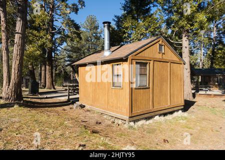 Primitive Holzhütte in Naturwäldern. Malerische Landschaft Im Cuyamaca Rancho California State Park Picknickbereich Stockfoto