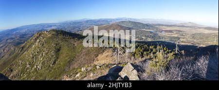 Panorama Landschaft Luftaufnahme des Cuyamaca Rancho State Park und entfernten San Jacinto Southern California Mountain Range auf Horizon Stockfoto