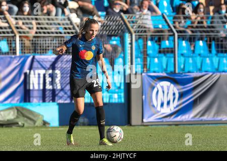 Lecco, Italien. 30th Januar 2022. Italien, Lecco, 30 2022. januar: Anna Kristjánsdóttir (Inter-Verteidigerin) dribbelt in der ersten Halbzeit während des Fußballspiels FC INTER gegen JUVENTUS, QF 1st Leg Women Coppa Italia im Lecco-Stadion (Foto: Fabrizio Andrea Bertani/Pacific Press) Quelle: Pacific Press Media Production Corp./Alamy Live News Stockfoto