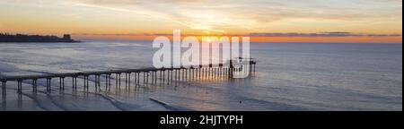 Pazifischer Ozean, Kalifornien, Panoramaansicht Der Luftlandschaft. Wunderschöner Sonnenuntergang über dem La Jolla Beach, San Diego Scripps Pier Institute of Oceanography Stockfoto