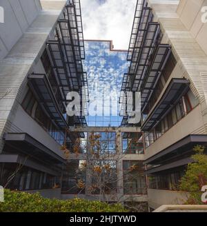 Jacobs School of Engineering Building Exterieur Moderne Architektur Vertikale Ansicht an der UCSD University of California San Diego College Campus Stockfoto