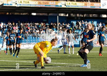 Lecco, Italien. 30th Januar 2022. Italien, Lecco, 30 2022. januar: Astrid Gilardi (Inter-Torhüterin) rettet in der Mitte der ersten Halbzeit während des Fußballspiels FC INTER gegen JUVENTUS, QF 1st Leg Women Coppa Italia im Lecco-Stadion (Bildnachweis: © Fabrizio Andrea Bertani/Pacific Press via ZUMA Press Wire) Stockfoto