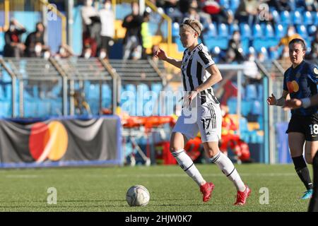 Lecco, Italien. 30th Januar 2022. Italien, Lecco, 30 2022. januar: Lina Mona Hurtig (Juventus-Stürterin) dribbelt in der ersten Halbzeit während des Fußballspiels FC INTER gegen JUVENTUS, QF 1st Leg Women Coppa Italia im Lecco-Stadion (Bildnachweis: © Fabrizio Andrea Bertani/Pacific Press via ZUMA Press Wire) Stockfoto