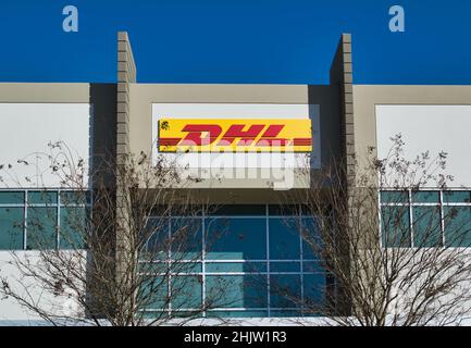 Houston, Texas USA 01-30-2022: DHL Geschäftsfassade mit Logo und Bürofassade in Houston, Texas. Stockfoto