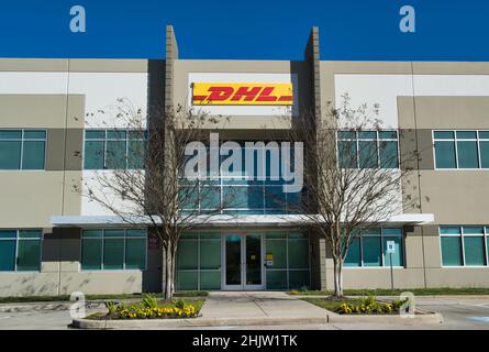 Houston, Texas USA 01-30-2022: DHL Business Storefront und Haupteingang in Houston TX. Das amerikanische internationale Logistikunternehmen wurde 1969 gegründet. Stockfoto