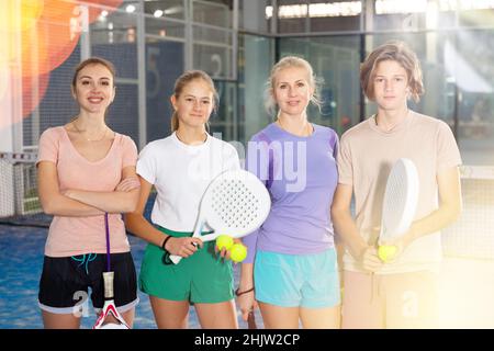 Gruppenfoto von vier Padel-Spielern, die vor Gericht stehen Stockfoto