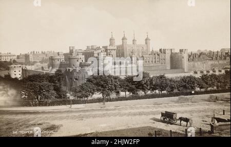 Antike Fotografie des Tower of London aus dem Jahr 1890 in London, England. QUELLE: ORIGINAL ALBUMIN FOTO Stockfoto
