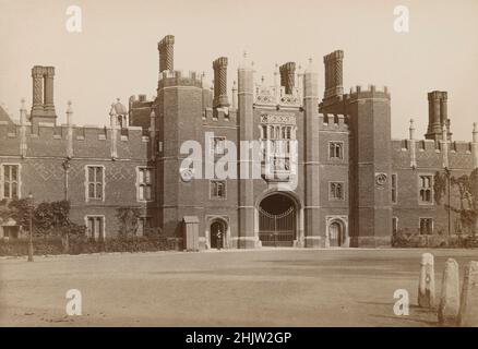 Antike Fotografie des Großen Torhauses im Hampton Court Palace in London, England, um 1890. QUELLE: ORIGINAL ALBUMIN FOTO Stockfoto