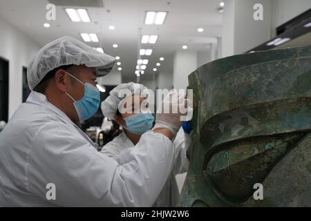 (220201) -- CHENGDU, 1. Februar 2022 (Xinhua) -- das Aktenfoto zeigt, wie Mitarbeiter die Bronzemaske reparieren, die auf der Sanxingdui-Ruinenstätte in der südwestlichen Provinz Sichuan entdeckt wurde. Die größte Bronzemaske, die aus der legendären Sanxingdui-Ruinenstätte in Sichuan ausgegraben wurde, traf die Öffentlichkeit bei der TV-Gala des Spring Festival am Montag.die Maske ist 131 cm breit, 71 cm hoch und 66 cm tief, Und wiegt 65,5 kg, sagte Tang Fei, Leiter des Forschungsinstituts für kulturelle Reliquien und Archäologie der Provinz Sichuan. (Institut für Kulturelle Reliquien und Archäologie der Provinz Sichuan & Sanxingdui Museum/Handout via Xi Stockfoto