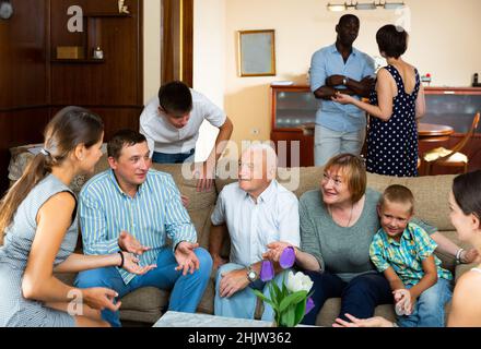 Freundliches Familientreffen Stockfoto