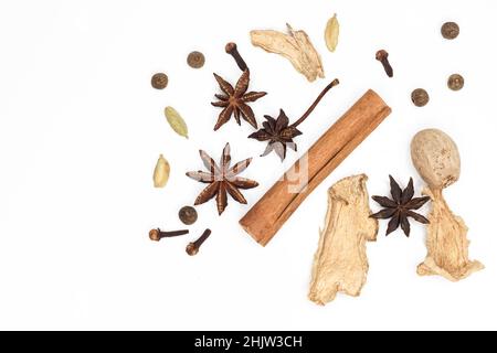 Glühwein-Set. Ein Set von Gewürzen für Glühwein auf weißem Hintergrund. Rosinen, Ingwer, Zimt, Sternanise, Kardamom, Nelken von oben auf einer weißen BA Stockfoto