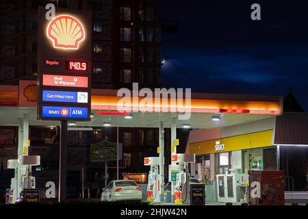 Shell-Tankstelle in der Nacht mit Schild, auf dem der Benzinpreis pro Liter im Jahr 2021 in Calgary, Alberta, Kanada, angezeigt wird Stockfoto