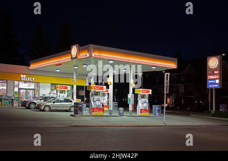 Shell-Tankstelle bei Nacht in Calgary, Alberta, Kanada Stockfoto